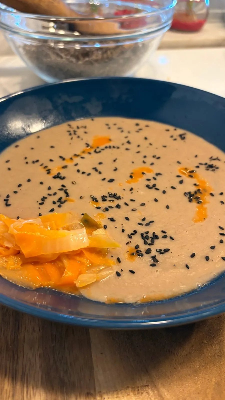Creme com legumes fermentados e sésamo